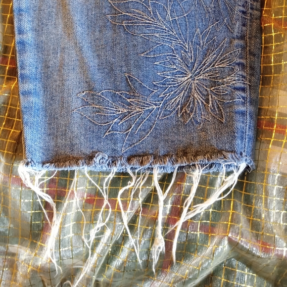 Lucky Brand Cropped Jeans - Picture 12 of 15